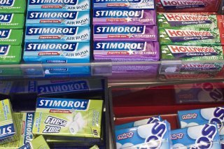 Une étude met en évidence comment de minuscules fractions de plastique, souvent invisibles, pénètrent dans le corps par les chewing-gums (image symbolique). KEYSTONE/MARTIN RUETSCHI